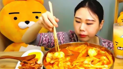 卡妹吃鲜蛋黄长条年糕啦 满满一锅吃的好过瘾